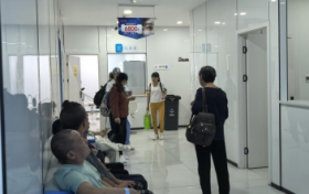 重庆近视手术：长期配戴隐形眼镜，做近视手术风险更高？