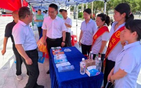 农银人寿咸宁中支积极参加“7·8全国保险公众宣传日”集中宣传活动
