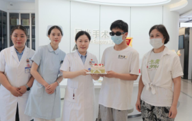 高三学子18岁生日摘镜圆梦 阳光爱眼关爱计划助力警察梦想启航